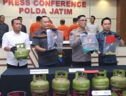 Kabid Humas Polda Jatim Kombes Pol Jules Abraham Abast bersama Wakil Direktur Reserse Kriminal Khusus (Wadirreskrimsus) Polda Jatim, AKBP Lintar Mahardono menunjukan barang bukti pengoplosan Elpiji.