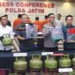 Kabid Humas Polda Jatim Kombes Pol Jules Abraham Abast bersama Wakil Direktur Reserse Kriminal Khusus (Wadirreskrimsus) Polda Jatim, AKBP Lintar Mahardono menunjukan barang bukti pengoplosan Elpiji.