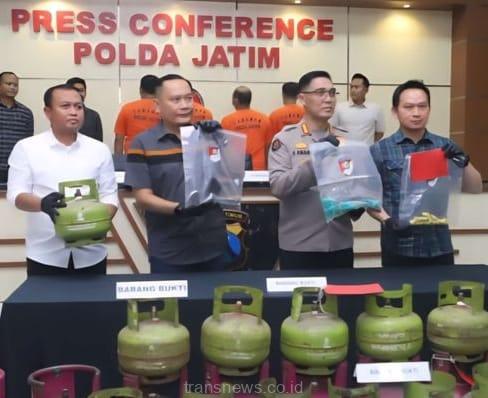 Kabid Humas Polda Jatim Kombes Pol Jules Abraham Abast bersama Wakil Direktur Reserse Kriminal Khusus (Wadirreskrimsus) Polda Jatim, AKBP Lintar Mahardono menunjukan barang bukti pengoplosan Elpiji.