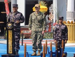 Panglima Komando Armada II, Laksda TNI I.G.P. Alit Jaya, dan Commodore Destroyer Squadron Seven (CDS-7) Capt Matt Scarlett, saat memimpin pembukaan latihan bersama Cooperation Afloat Readiness and Training (CARAT) 2025 di Dermaga Madura Koarmada II Surabaya, Senin (23/6/2025).