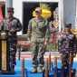Panglima Komando Armada II, Laksda TNI I.G.P. Alit Jaya, dan Commodore Destroyer Squadron Seven (CDS-7) Capt Matt Scarlett, saat memimpin pembukaan latihan bersama Cooperation Afloat Readiness and Training (CARAT) 2025 di Dermaga Madura Koarmada II Surabaya, Senin (23/6/2025).