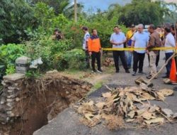 Kalaksa BPBD Jatim Gatot Soebroto bersama Kadis PU Bina Marga Jatim Edy Tambeng Widjaja, Kadis PU SDA Jatim Baju Trihaksoro, Kadis PRKPCK Jatim I Nyoman Gunadi dan Kepala Bakorwil Madiun, Heru Wahono Santoso, saat Meninjau lokasi longsor di Kab. Trenggalek. Jum'at (6/5/2025)
