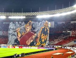 Tifonya monumental: lukisan tangan raksasa bergambar pejuang Nusantara yang dikibarkan di tribun utama – hasil kolaborasi 25 seniman lokal dan komunitas La Grande. 