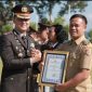 Kapolres jember saat berikan Reward ke kepala Desa Lojejer