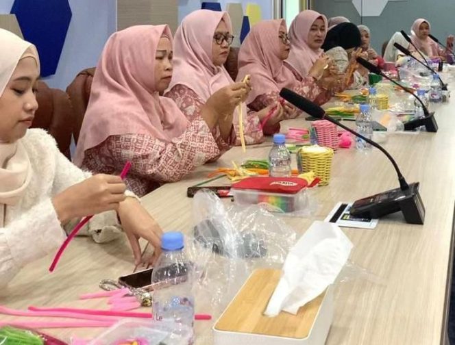 
					Srikandi PLN UIT JBB Gelar Workshop Pipe Cleaner Flower, Ramah Lingkungan