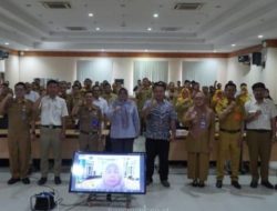 Kadis kominfo Jatim, Sherlita (tengah), saat membuka acara Persandian & Keamanan Informasi, Serta Kick Off Pengukuran HAIS-Q Bagi Perangkat Daerah di Ruang Anjasmoro Diskominfo Jatim. Selasa (22/7/2025) .