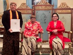 KRA Tundra Wartonagoro Meliala bersama SISKS Pakoe Boewono XIII dan Gusti Kanjeng Ratu Pakoe Boewono (1st)