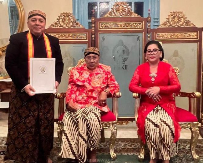 
					KRA Tundra Wartonagoro Meliala bersama SISKS Pakoe Boewono XIII dan Gusti Kanjeng Ratu Pakoe Boewono (1st)