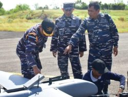 Puspenerbal, Laksda TNl Bayu Alisyahbana, saat  meninjau uji penyempurnaan dan penyerahan Drone Multicopter Vertical Take Off Landing (VTOL) Fixed Wing untuk kepentingan Maritime Surveillance. Selasa (29/7/2025)