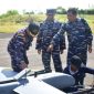 Puspenerbal, Laksda TNl Bayu Alisyahbana, saat meninjau uji penyempurnaan dan penyerahan Drone Multicopter Vertical Take Off Landing (VTOL) Fixed Wing untuk kepentingan Maritime Surveillance. Selasa (29/7/2025)