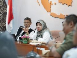 Pj Sekda Kota Depok, Nina Suzana memimpin rapat persiapan Abdi Nagri Nganjang Ka Warga. (dok. Humas Pemkot Depok).