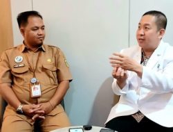 Teddy Sunandar Kepala Instalasi Pelayanan Yankestrad Komplementer Terintegrasi RSUD Bakti Pajajaran Cibinong bersama Dr. Hartono Gunarso Spesialis Akupuntur RSUD Bakti Pajajaran Cibinong