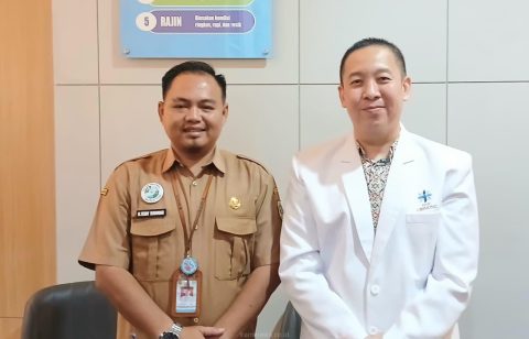 Teddy Sunandar Kepala Instalasi Pelayanan Yankestrad Komplementer Terintegrasi RSUD Bakti Pajajaran Cibinong bersama Dr. Hartono Gunarso Spesialis Akupuntur RSUD Bakti Pajajaran Cibinong