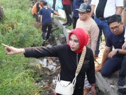 Wakil Bupati Sidoarjo Hj. Mimik Idayana, saat turun langsung memimpin kerja bakti masal di lingkungan SMAN 2 Sidoarjo. Sabtu (19/7/2025)