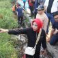 Wakil Bupati Sidoarjo Hj. Mimik Idayana, saat turun langsung memimpin kerja bakti masal di lingkungan SMAN 2 Sidoarjo. Sabtu (19/7/2025)