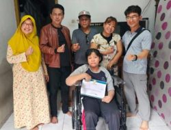 YGP Beri Bantuan Kursi Roda untuk Dua Warga Pancoran Mas