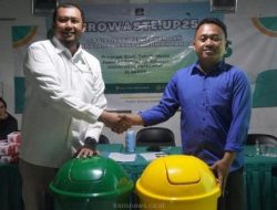 Dokumentasi Penyerahan unit tempat sampah pilah dari tim PkM UPER kepada Desa Barengkok