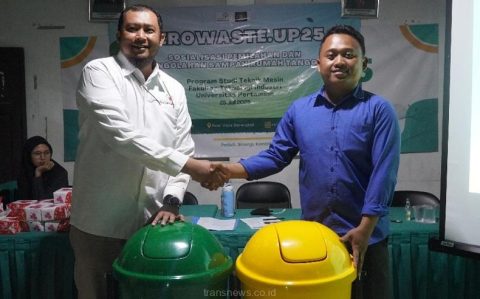 Dokumentasi Penyerahan unit tempat sampah pilah dari tim PkM UPER kepada Desa Barengkok