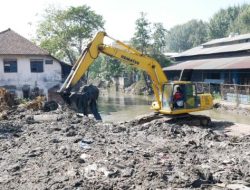 Wabup Sidoarjo Mimik Idayana Sidak Aliran Sungai Buntung, Ajak Masyarakat Tidak Buang Sampah di Sungai