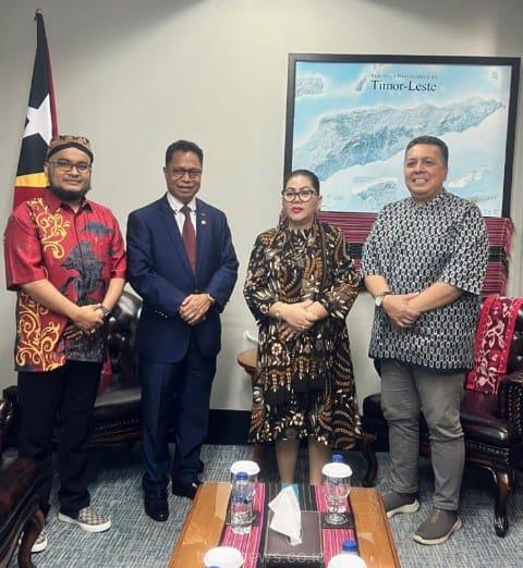 Duta Besar Republik Demokratik Timor Leste Mr. Roberto Sarmento de Oliveira Soares menyambut hangat kedatangan GKR Pakoe Boewono, KRA. Samsul A. Wijoyonagoro dan KRA. Tundra Meliala Wartonagoro di kantor Kedutaan Timor Leste, Jakarta Selatan, Senin (4/8/2025)