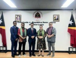 Duta Besar Republik Demokratik Timor Leste Mr. Roberto Sarmento de Oliveira Soares menyambut hangat kedatangan GKR Pakoe Boewono, KRA. Samsul A. Wijoyonagoro dan KRA. Tundra Meliala Wartonagoro di kantor Kedutaan Timor Leste, Jakarta Selatan, Senin (4/8/2025)