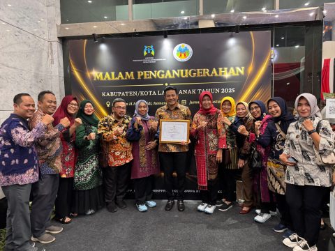 Bupati Sidoarjo Dapat Penghargaan KLA Tingkat Utama Tahun 2025 Dari Menteri PPPA