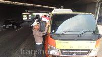 Sambut HUT RI ke-80 Ditlantas Polda Jatim Bagikan Bendera Merah Putih ke Sopir Truk