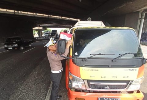 Sambut HUT RI ke-80 Ditlantas Polda Jatim Bagikan Bendera Merah Putih ke Sopir Truk