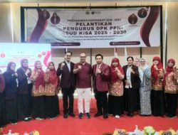 Plt Direktur RSUD KiSA Depok, Agus Gojali (tengah) bersama DPK PPNI RSUD KiSA usai menggelar Muskom dan Pelantikan Pengurus peridoe 2025-2030. (dok. narasumber).