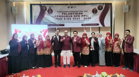 Plt Direktur RSUD KiSA Depok, Agus Gojali (tengah) bersama DPK PPNI RSUD KiSA usai menggelar Muskom dan Pelantikan Pengurus peridoe 2025-2030. (dok. narasumber).