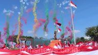 Peringatan Hari Ulang Tahun (HUT) ke-80 Kemerdekaan Republik Indonesia di Gedung Negara Grahadi Surabaya, Minggu (17/8/2025),
berlangsung meriah sekaligus bersejarah. Ribuan peserta yang terdiri dari guru dan siswa SMA, SMK, serta SLB se-Jawa Timur menggelar Kirab Kain Merah Putih sepanjang 14.905,5 meter, yang sukses memecahkan Rekor MURI Dunia.