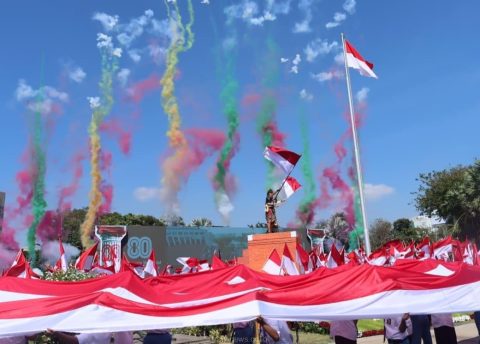 Peringatan Hari Ulang Tahun (HUT) ke-80 Kemerdekaan Republik Indonesia di Gedung Negara Grahadi Surabaya, Minggu (17/8/2025), berlangsung meriah sekaligus bersejarah. Ribuan peserta yang terdiri dari guru dan siswa SMA, SMK, serta SLB se-Jawa Timur menggelar Kirab Kain Merah Putih sepanjang 14.905,5 meter, yang sukses memecahkan Rekor MURI Dunia.