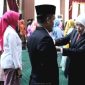 Gubernur Jatim, Khofifah saat menyematkan lencana Satyalancana Karya Satya kepada salah satu ASN di Grahadi, Surabaya, Senin (18/8/2025). .