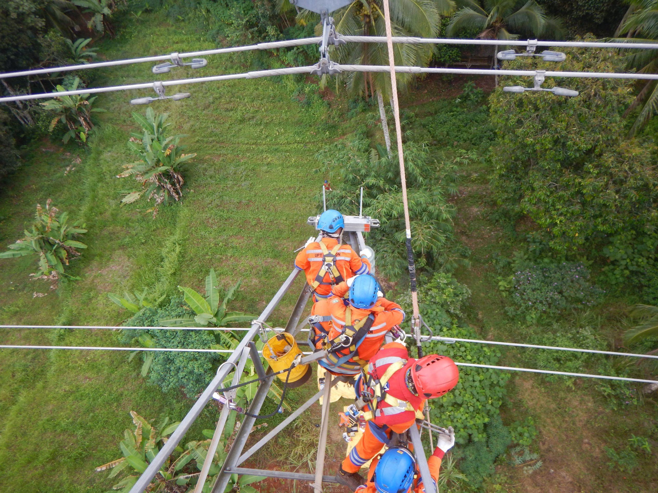 Peringati HUT RI ke-80, PLN Jaga Keandalan Listrik Lewat Penggantian Isolator & Perbaikan Arching Horn SUTT 150 kV Labuan–Saketi