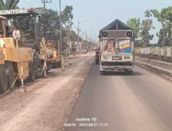 Kondisi Proyek Pelebaran Jalan Batas Kabupaten Lumajang - Batas Kabupaten Jember yang sedang berlangsung dikerjakan. Kamis (2/8/2025)