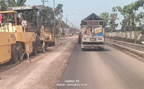Kondisi Proyek Pelebaran Jalan Batas Kabupaten Lumajang - Batas Kabupaten Jember yang sedang berlangsung dikerjakan. Kamis (2/8/2025)