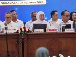 Menteri Koordinator Bidang Pangan RI, Zulkifli Hasan, didampingi Menteri Koperasi Budi Arie Setiadi, Menteri Desa dan PDT Yandri Susanto, Gubernur Jawa Timur Khofifah Indar Parawansa, memimpin Rapat Konsolidasi Program Prioritas Nasional Bidang Pangan di Kantor Gubernur Jawa Timur, Surabaya, Kamis (21/8/2025)..