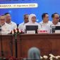 Menteri Koordinator Bidang Pangan RI, Zulkifli Hasan, didampingi Menteri Koperasi Budi Arie Setiadi, Menteri Desa dan PDT Yandri Susanto, Gubernur Jawa Timur Khofifah Indar Parawansa, memimpin Rapat Konsolidasi Program Prioritas Nasional Bidang Pangan di Kantor Gubernur Jawa Timur, Surabaya, Kamis (21/8/2025)..