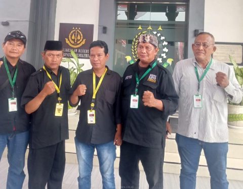 Jajaran pengurus DPD LBH CCI Kabupaten Mojokerto, saat melaporkan adanya dugaan korupsi KONI Kabupaten Mojokerto tahun anggaran 2025 sebesar Rp 4,2 Milyar pada Kegiatan Porprov 2025 di Malang. Kamis (7/8/2025)