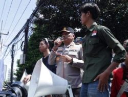 Kapolda Temui Massa Unras Aliansi BEM Nusantara di Depan Mapolda Jawa Timur
