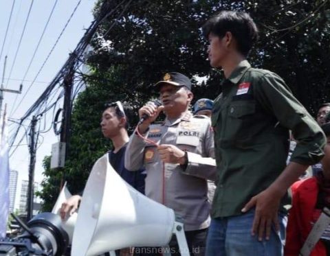 Kapolda Temui Massa Unras Aliansi BEM Nusantara di Depan Mapolda Jawa Timur