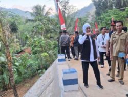 Kepala BPBD Jatim, Gatot Soebroto, saat  mendampingi Gubernur Khofifah meninjau Rekonstruksi Talud Pacitan yang sudah selesai 100 Persen. Selasa (12/8/2025)