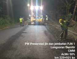 Pekerja PT. Rajendra Pratama Jaya, sedang melakukan preservasi jalan pada daerah longsoran Gumitir. Jum'at (22/8/2025)