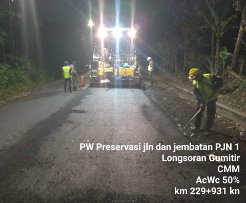 Pekerja PT. Rajendra Pratama Jaya, sedang melakukan preservasi jalan pada daerah longsoran Gumitir. Jum'at (22/8/2025)