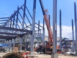 Foto: Pekerjaan struktur mengunakan besi baja WF revitalisasi Pasar Induk Banyuwangi dua lantai progres mencapai 50 persen. Jum'at (22/8/2025)