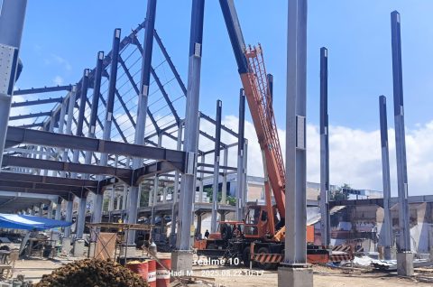 Foto: Pekerjaan struktur mengunakan besi baja WF revitalisasi Pasar Induk Banyuwangi dua lantai progres mencapai 50 persen. Jum'at (22/8/2025)