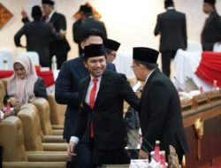 Wagub Jatim, Emil Elestianto Dardak bersama Sekdaprov Jatim, Adhy Karyono usai paripurna.