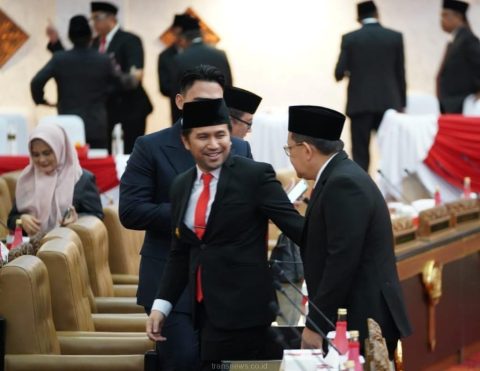 Wagub Jatim, Emil Elestianto Dardak bersama Sekdaprov Jatim, Adhy Karyono usai paripurna.