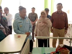 Wali Kota Depok bersama Pj Sekda, Kadis Rummkim, Kadis PUPR dan Camat Sawangan, saat mengunjungi salah satu pasien di RSUD KiSA Depok