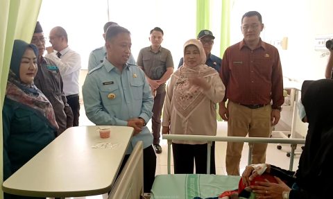Wali Kota Depok bersama Pj Sekda, Kadis Rummkim, Kadis PUPR dan Camat Sawangan, saat mengunjungi salah satu pasien di RSUD KiSA Depok